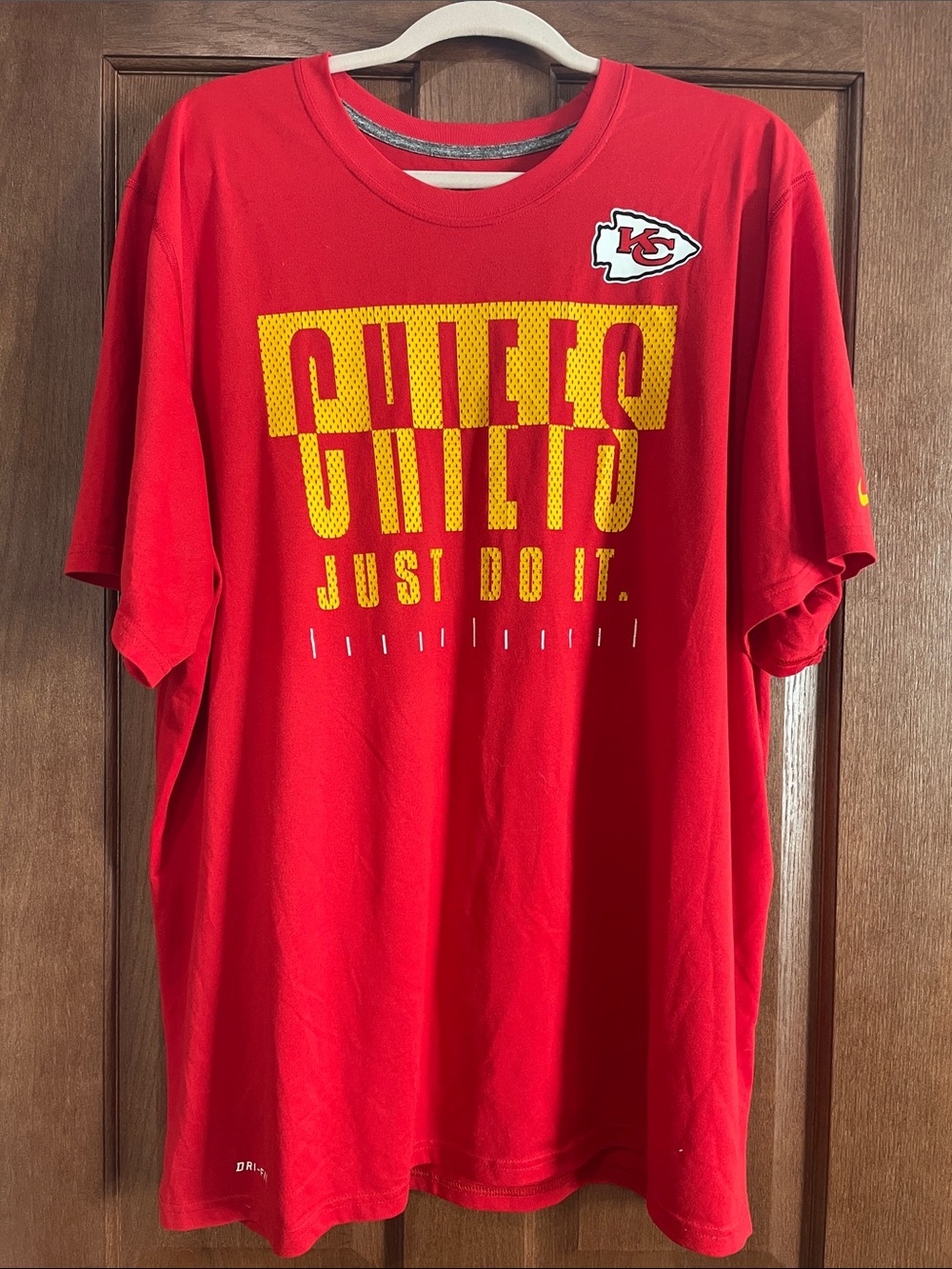Nike Kansas City Chiefs Red Graphic Tee with Yellow Print Mens XXL